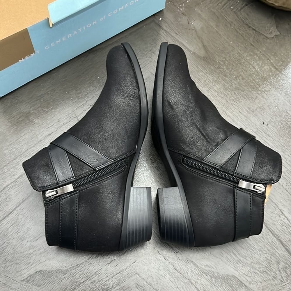 Ally Womens Cushioned Footbed Round Toe Ankle Boots (WIDE) - Picture 7 of 7